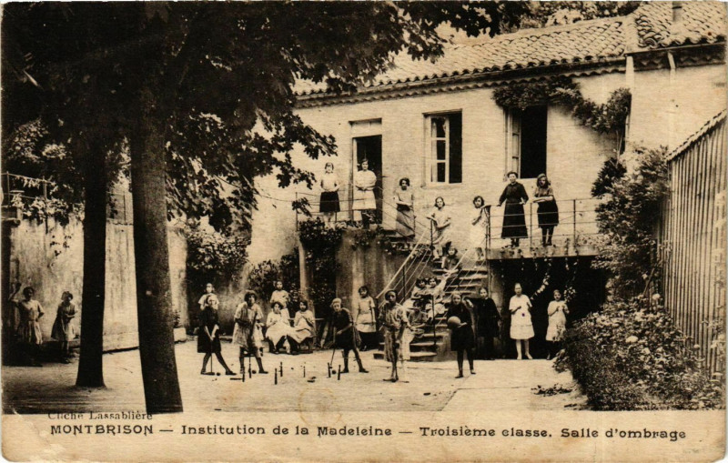 Carte postale ancienne Montbrison - Institution de la Madeleine - Salle d'Ombrage France à Montbrison