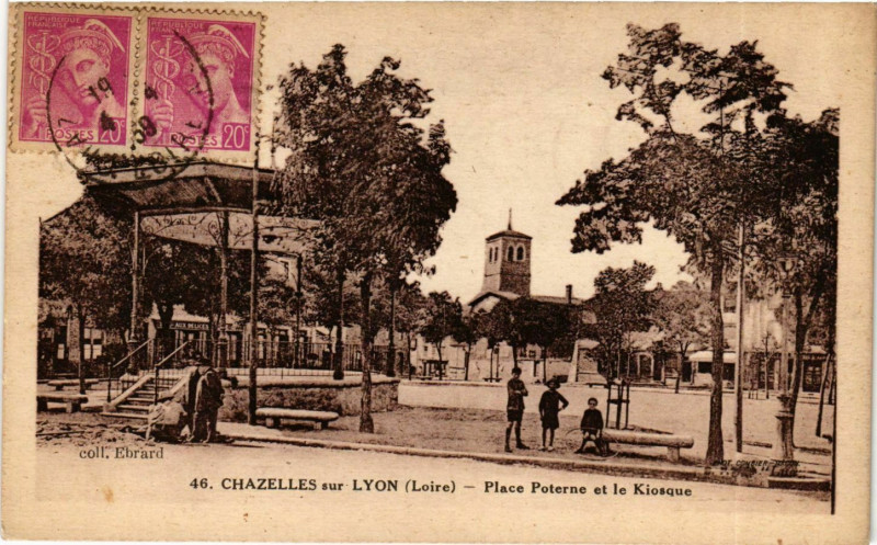 Carte postale ancienne Chazelles-sur-Lyon - Place Poterne et le Kiosque France à Chazelles-sur-Lyon