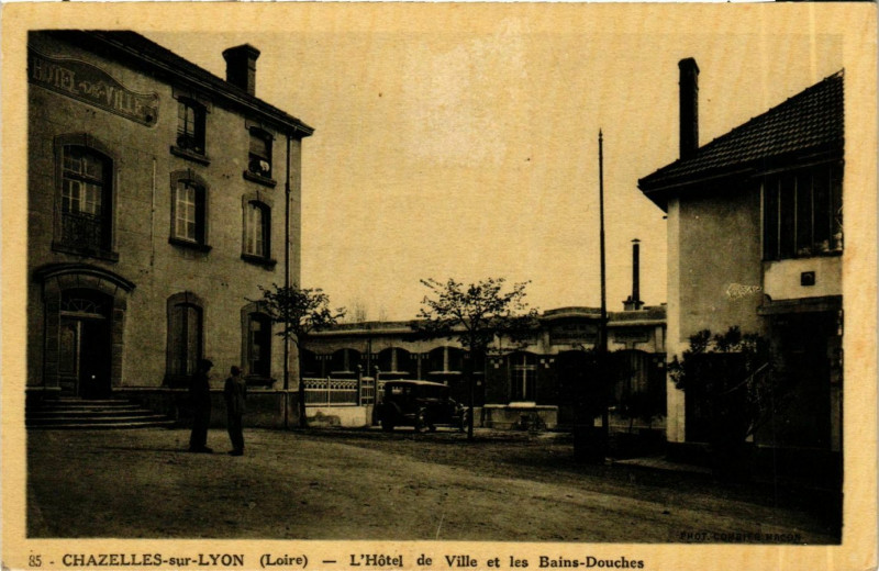 Carte postale ancienne Chazelles-sur-Lyon - L'Hotel de Ville et les Bains-Douches France à Chazelles-sur-Lyon