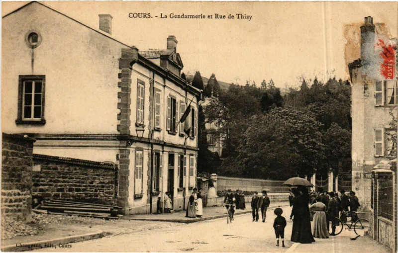 Carte postale ancienne Cours - La Gendarmerie et Rue de Thizy France