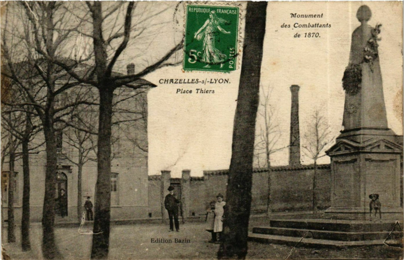 Carte postale ancienne Chazelles-sur-Lyon - Place Thiers - Monument France à Chazelles-sur-Lyon