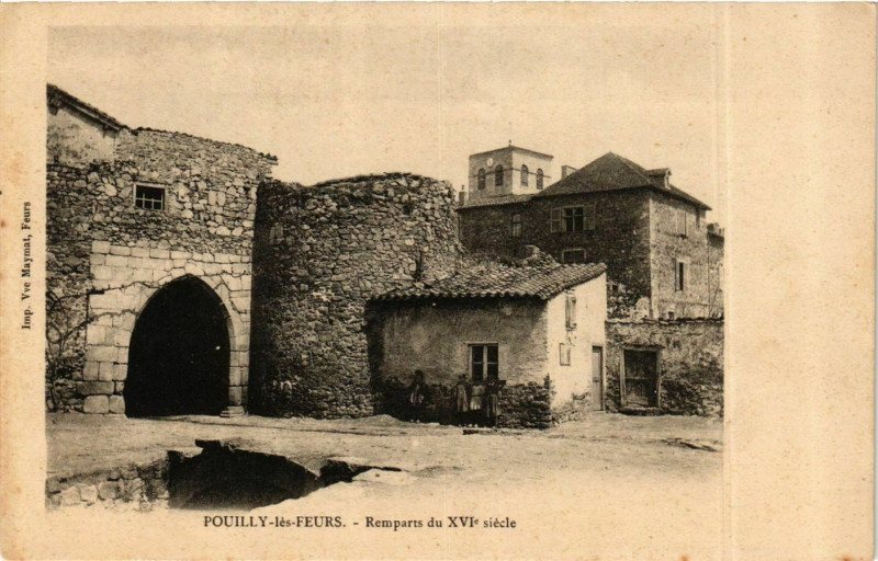 Carte postale ancienne Pouilly-les-Feurs - Remparts du XVIe Siecle France à Pouilly-lès-Feurs