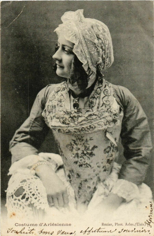 Carte postale ancienne Costume d'Arlesienne - Folklore France