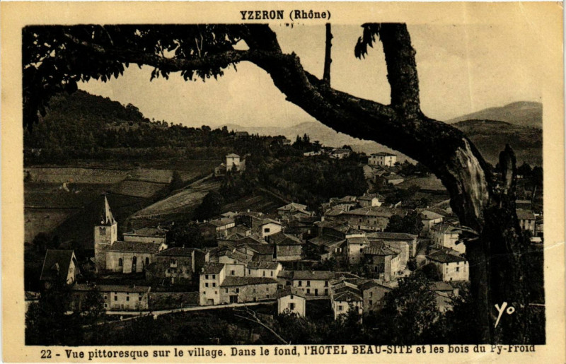Carte postale ancienne Yzeron - Vue Pittoresque sur le Village France