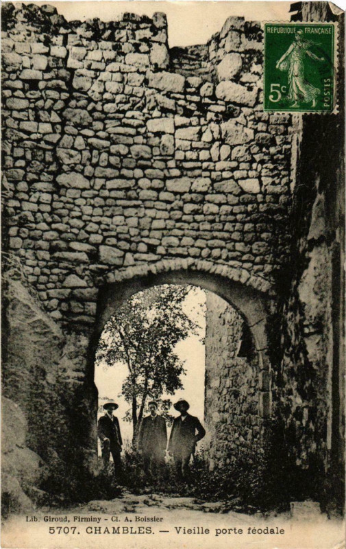 Carte postale ancienne Chambles - Vieille Porte Feodale France à Chambles