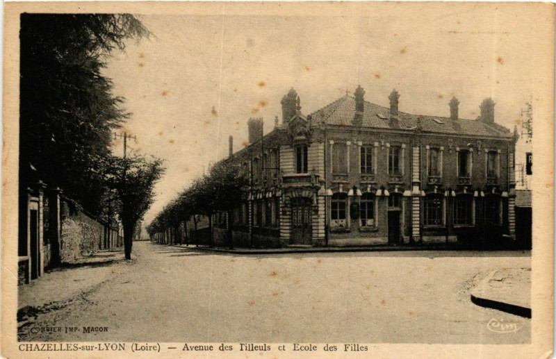 Carte postale ancienne Chazelles-sur-Lyon - Avenue des Tilleuls - Ecole des Filles France à Chazelles-sur-Lyon