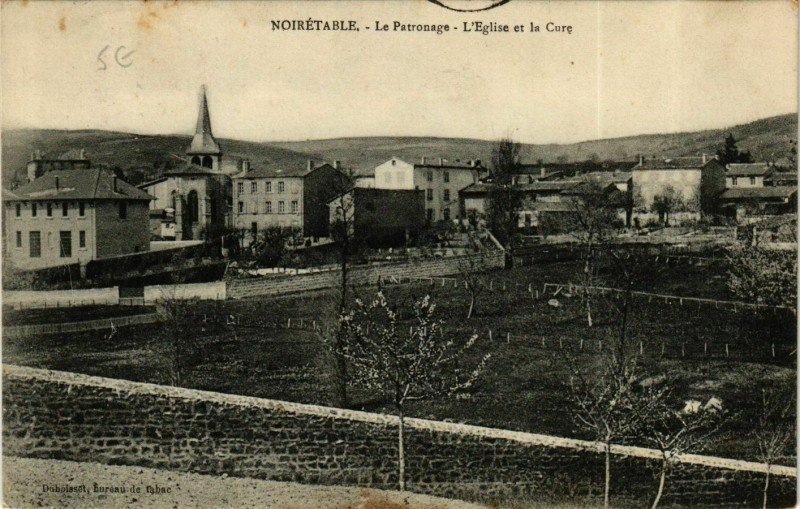 Carte postale ancienne Noiretable- Le Patronage,Eglise et la Cure France à Noirétable