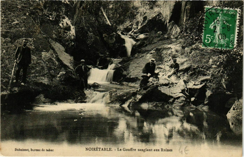 Carte postale ancienne Noiretable- Le Gouffre sanglant aux Ruines France à Noirétable