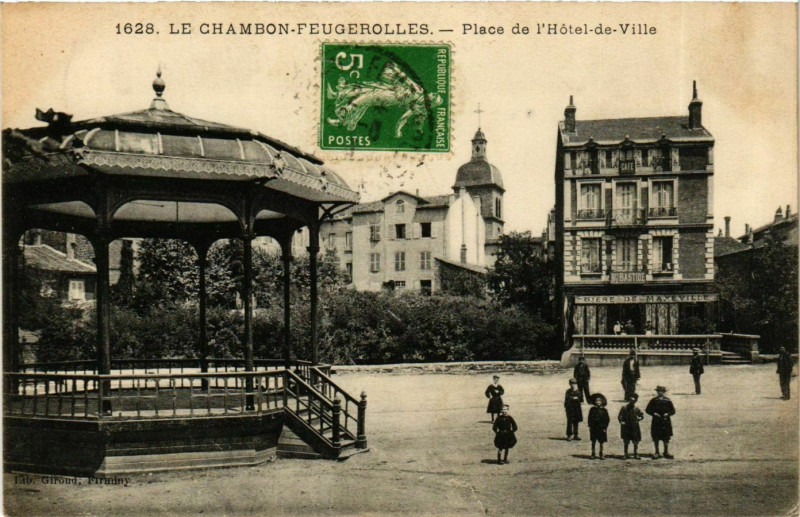 Carte postale ancienne Le Chambon Feugerolles- Place de l'Hotel de Ville France au Chambon-Feugerolles