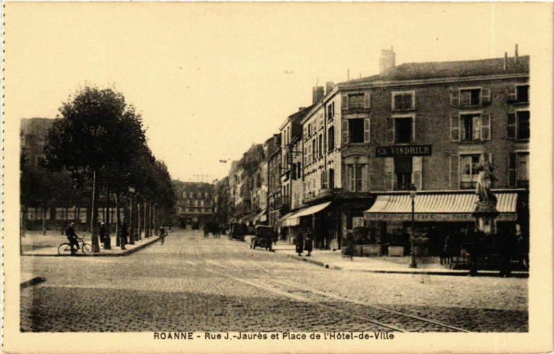Carte postale ancienne Roanne- Jaures et Place de l'Hotel de Ville France à Roanne