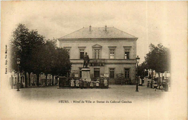 Carte postale ancienne Feurs- Hotel de Ville et Statue du Colonel Combes France à Feurs