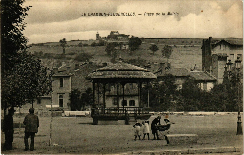 Carte postale ancienne Le Chambon Feugerolles- Place de la Mairie France au Chambon-Feugerolles