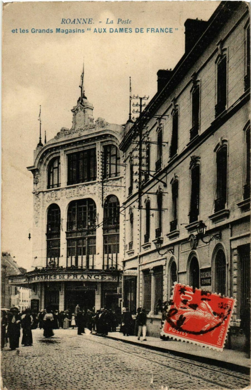 Carte postale ancienne Roanne- La Poste et les Grands Magasins Aux Dames de France France à Roanne