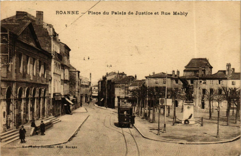 Carte postale ancienne Roanne- Place du Palais de Justice et Rue Mably France à Roanne