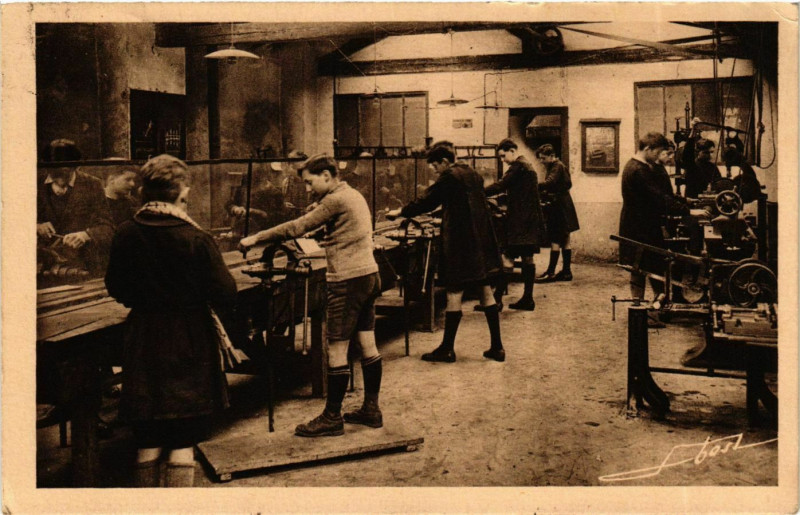 Carte postale ancienne Roanne- Institution St Louis de Gonzague,Atelier Mecanique France à Roanne