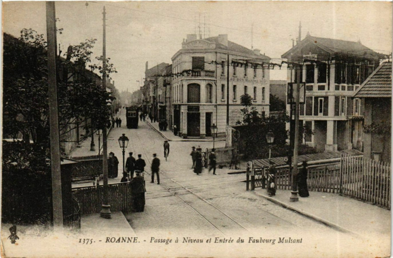 Carte postale ancienne Roanne- Passage a Niveau&Entree du Faubourg Mulsant France à Roanne