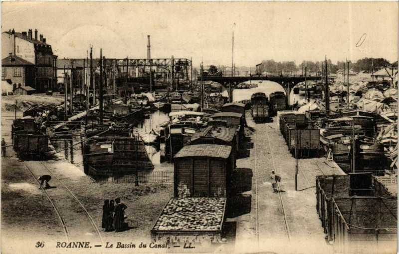 Carte postale ancienne Roanne- Le Bassin du Canal France à Roanne