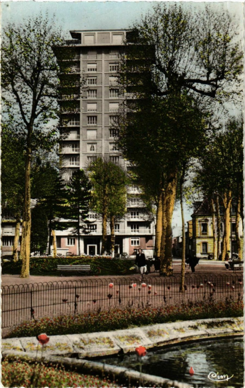Carte postale ancienne Roanne- Le Gratte Ciel des Promenades France à Roanne