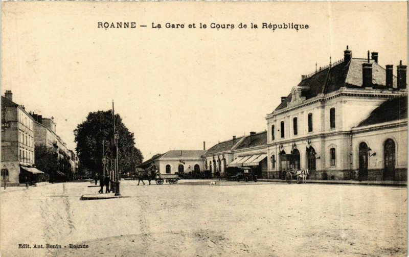 Carte postale ancienne Roanne- La Gare et le Cours de la Republique France à Roanne