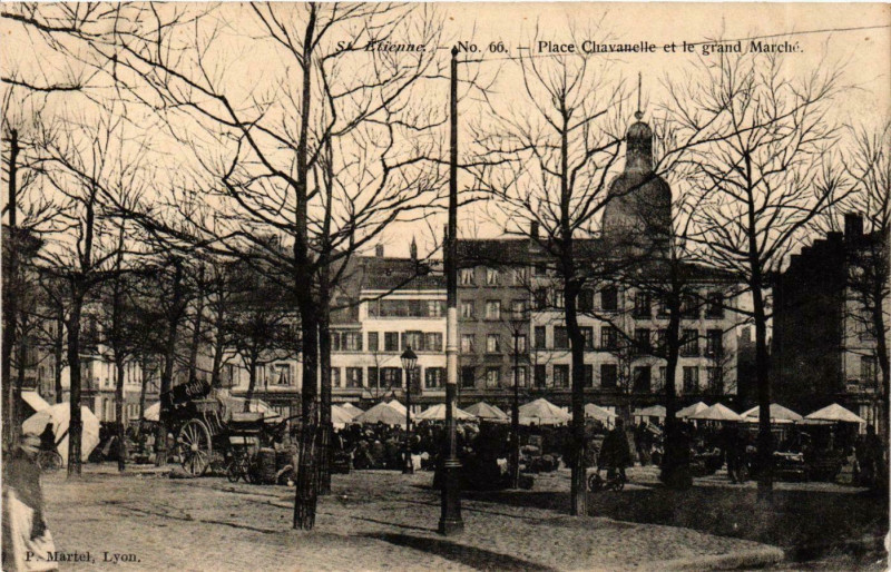 Carte postale ancienne Saint Etienne- Place Chavanelle et le Grand Marche France à Saint-Étienne