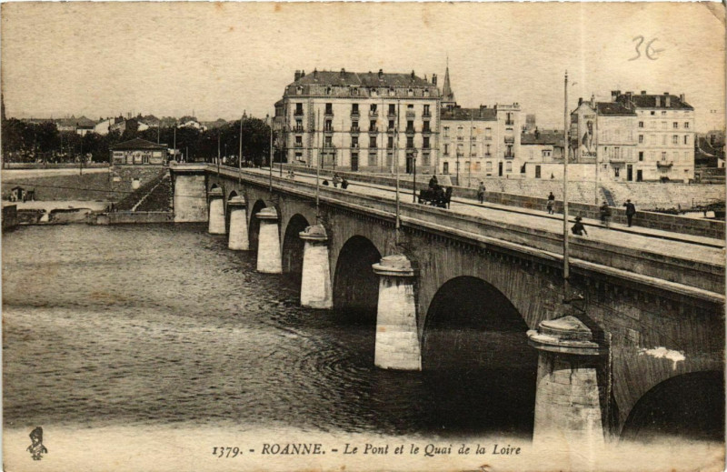 Carte postale ancienne Roanne- Le Pont et le Quai de la Loire France à Roanne