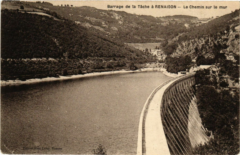 Carte postale ancienne Barrage de la Tache a Renaison- Le Chemin sur le mur à Renaison