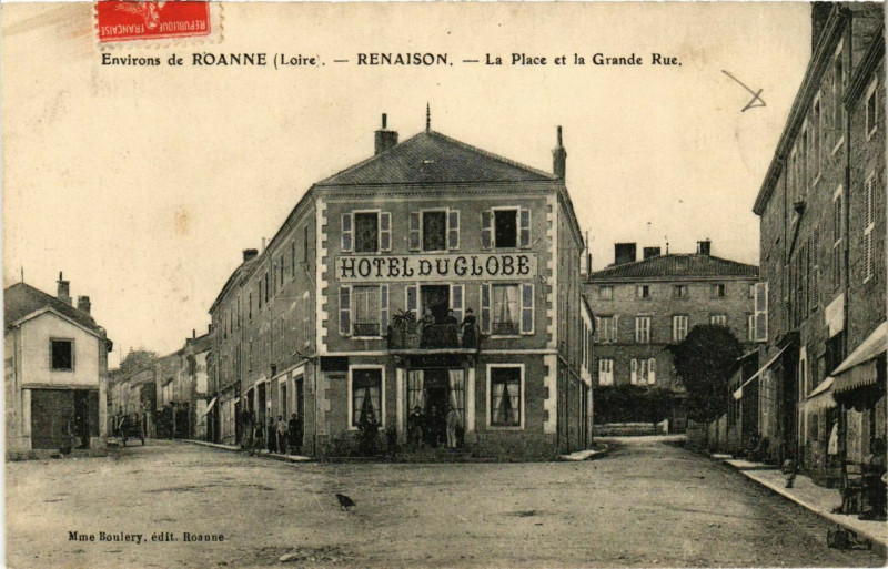 Carte postale ancienne Renaison- La Place et la Grande Rue à Renaison