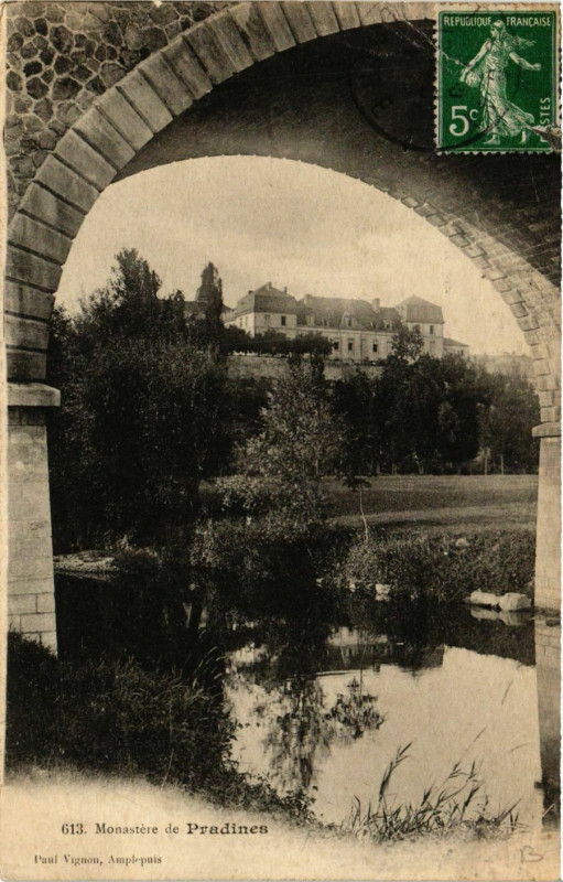 Carte postale ancienne Monastere de Pradines à Pradines