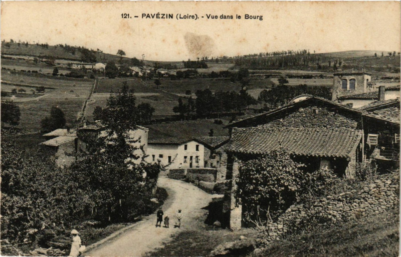 Carte postale ancienne Pavezin- Vue dans le Bourg à Pavezin