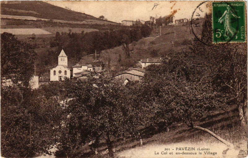 Carte postale ancienne Pavezin- Le Col et en dessous le Village à Pavezin
