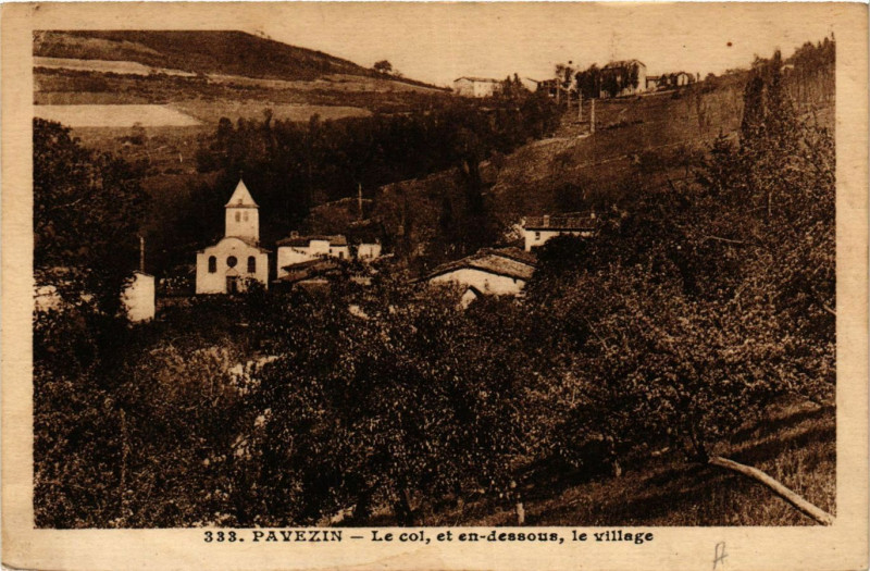 Carte postale ancienne Pavezin- Le Col et en dessous, le Village à Pavezin