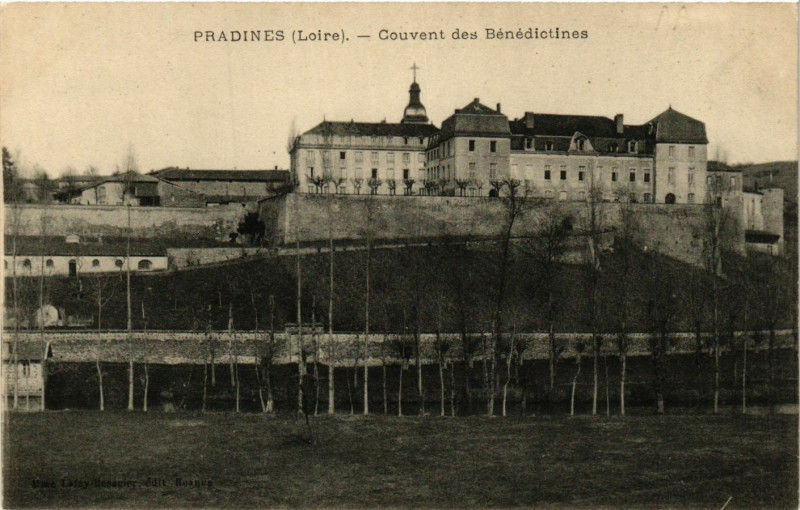 Carte postale ancienne Pradines- Couvent des Benedictines à Pradines