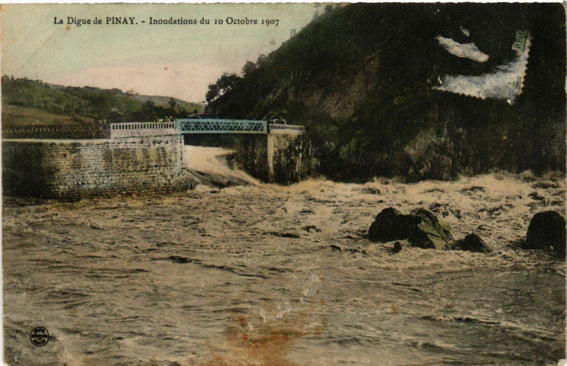 Carte postale ancienne La Digue de Pinay -Inondations du 0 Octobre 1907 à Pinay
