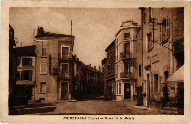 Carte postale ancienne Noiretable- Place de la Mairie à Noirétable