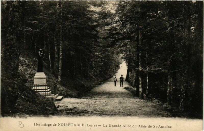 Carte postale ancienne Noiretable- La Grande Allee ou Allee de St Antoine à Noirétable