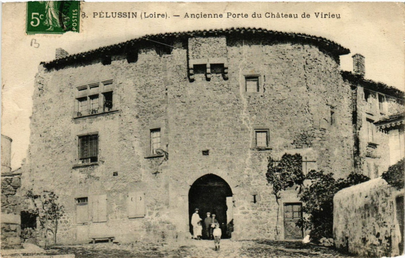 Carte postale ancienne Pelussin- Ancienne Porte du Chateau de Virieu à Pélussin