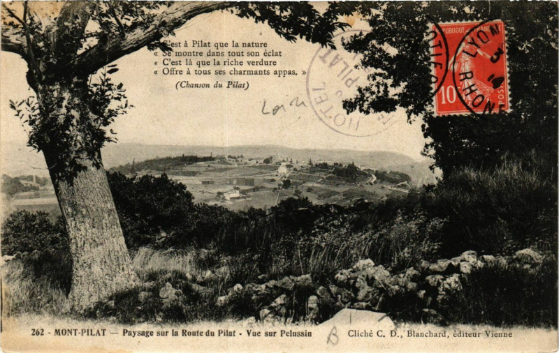 Carte postale ancienne Mont Pilat- Paysage sur la Route du Pilat, vue sur Pelussin à Pélussin