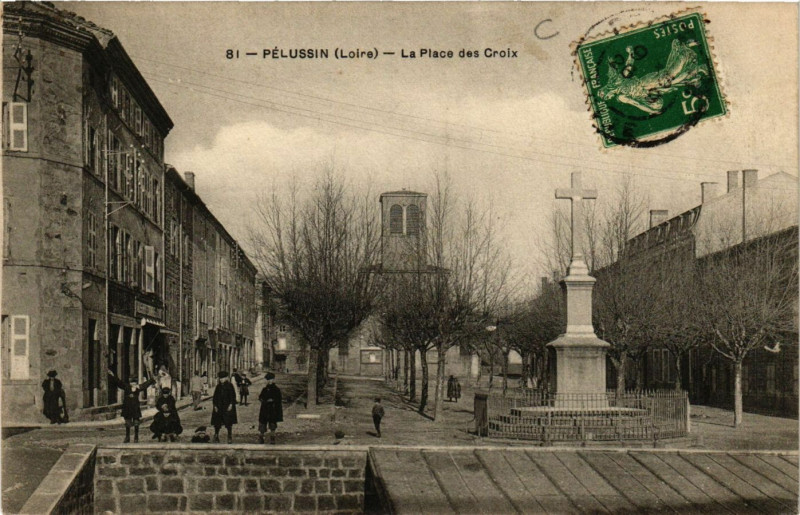 Carte postale ancienne Pelussin- La Place des Croix à Pélussin