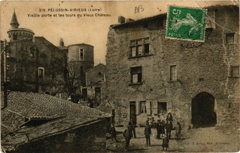 Carte postale ancienne Pelussin- Vieille Porte et les Tours du Vieux Chateau à Pélussin
