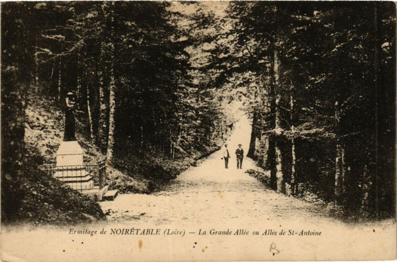 Carte postale ancienne Noiretable- La Grande Allee ou Allee de St Antoine à Noirétable