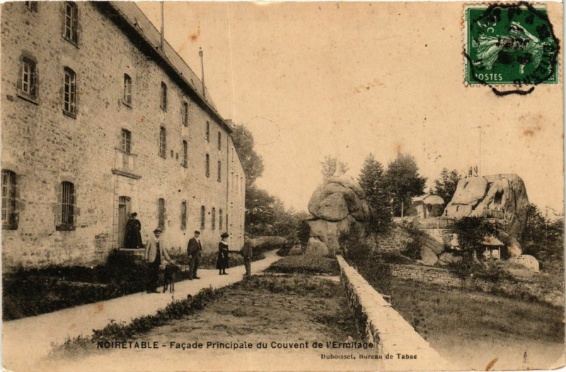 Carte postale ancienne Noiretable- Facade Principale du Couvent de l'Ermitage à Noirétable
