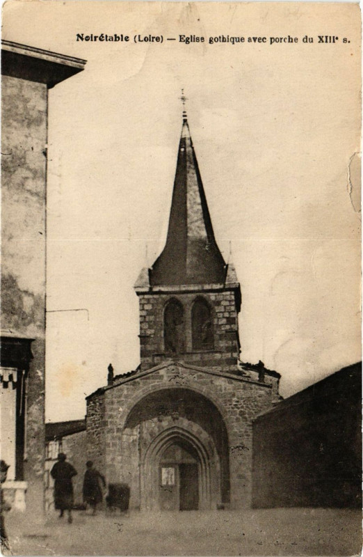 Carte postale ancienne Noiretable- Eglise gothique avec porche du XIIIe s. à Noirétable
