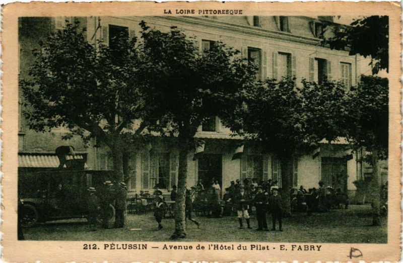 Carte postale ancienne Pelussin- Avenue de l'Hotel du Pilat à Pélussin