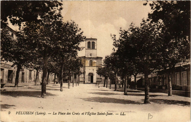 Carte postale ancienne Pelussin- La Place des Croix et Eglise St Jean à Pélussin