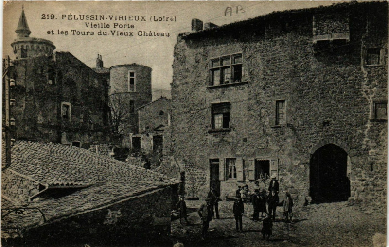 Carte postale ancienne Pelussin- Vieille Porte et les Tours du Vieux Chateau à Pélussin