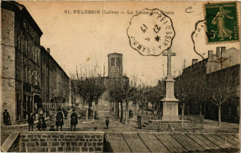 Carte postale ancienne Pelussin- La Place des Croix à Pélussin