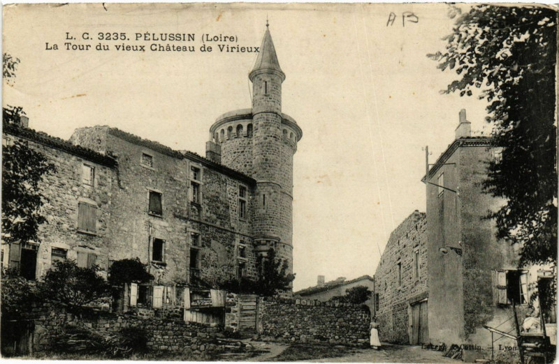 Carte postale ancienne Pelussin- La Tour du vieux Chateau de Virieux à Pélussin