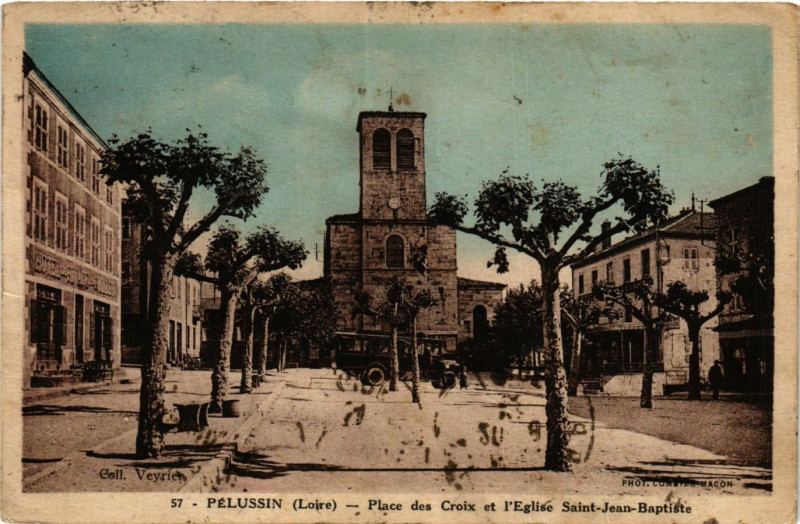 Carte postale ancienne Pelussin- Place des Croix et Eglise St Jean Baptiste à Pélussin