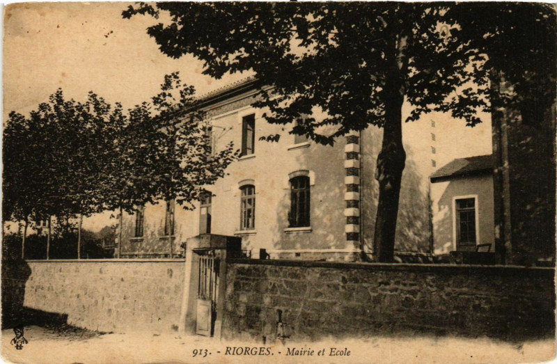 Carte postale ancienne Riorges- Mairie et Ecole à Riorges