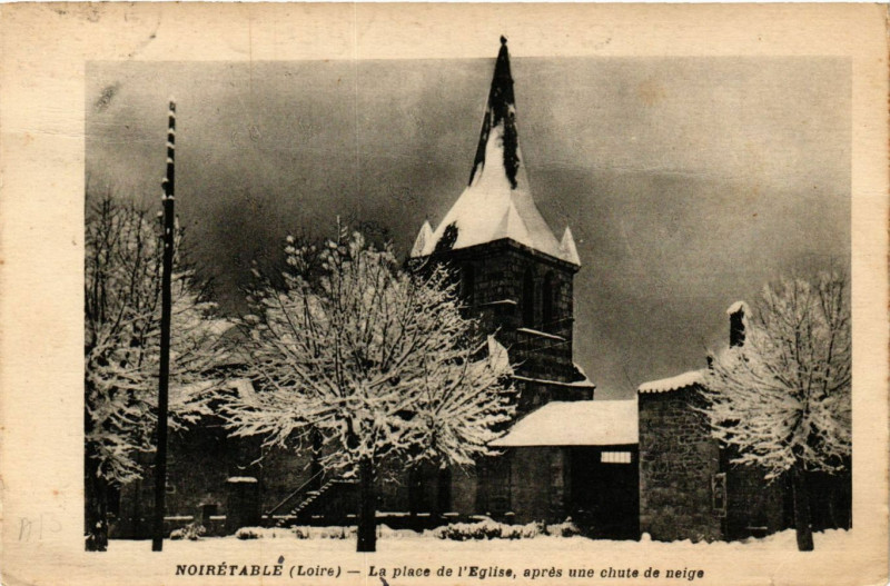 Carte postale ancienne Noiretable- La Place de l'Eglise à Noirétable